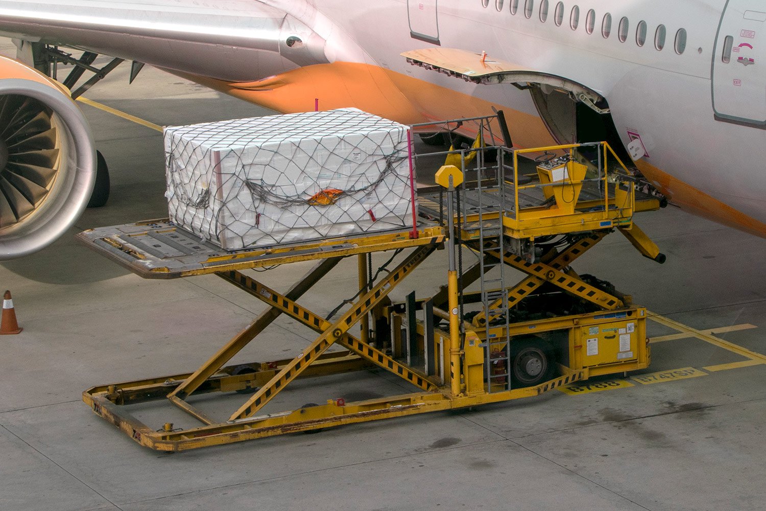 Aircraft ground crew cargo ramp